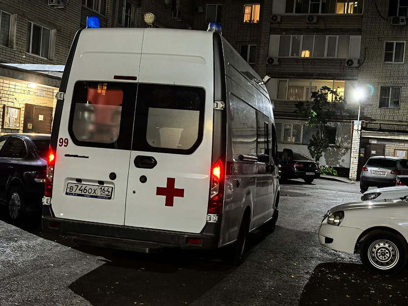 В Саратове при падении с высоты погибла женщина