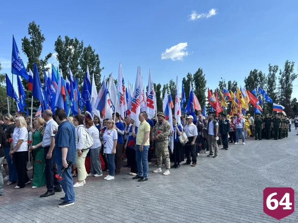 В парке Победы Саратова под гимн подняли флаг России