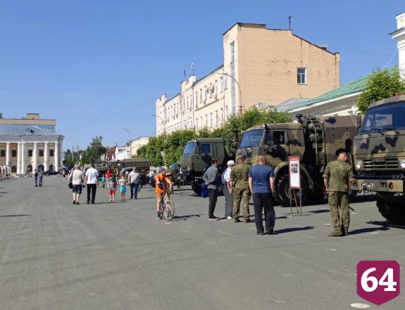 На площади в Вольске открыли выставку военной техники